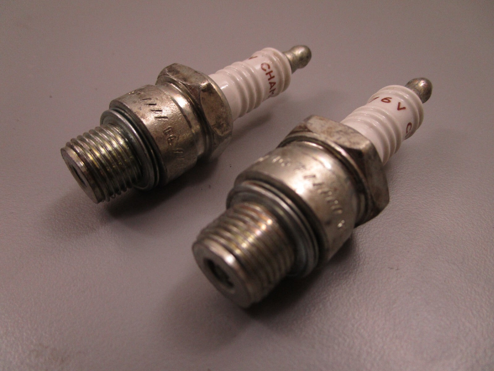 *NEW* (LOT OF 2) 0810 Champion Spark Plug L76V