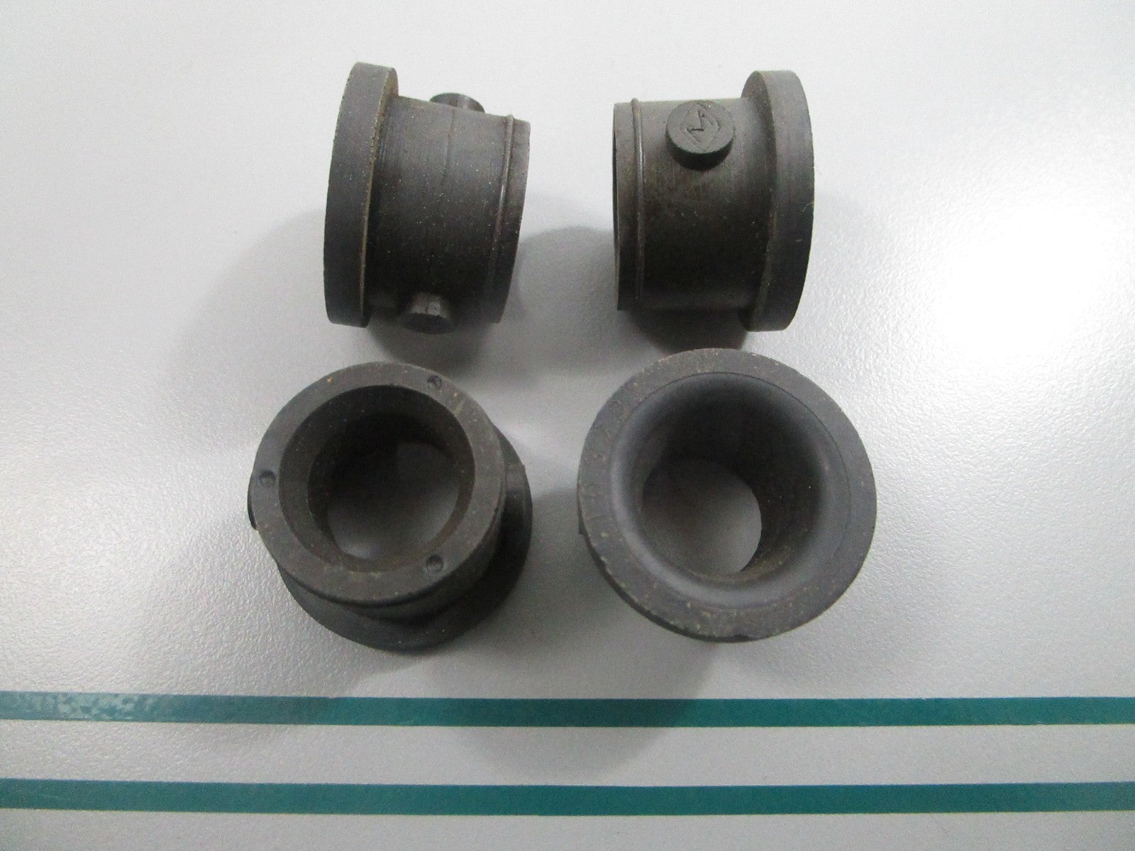 NEW OEM (LOT OF 4) 310372 0310372 OMC Johnson Evinrude Grommet 0810