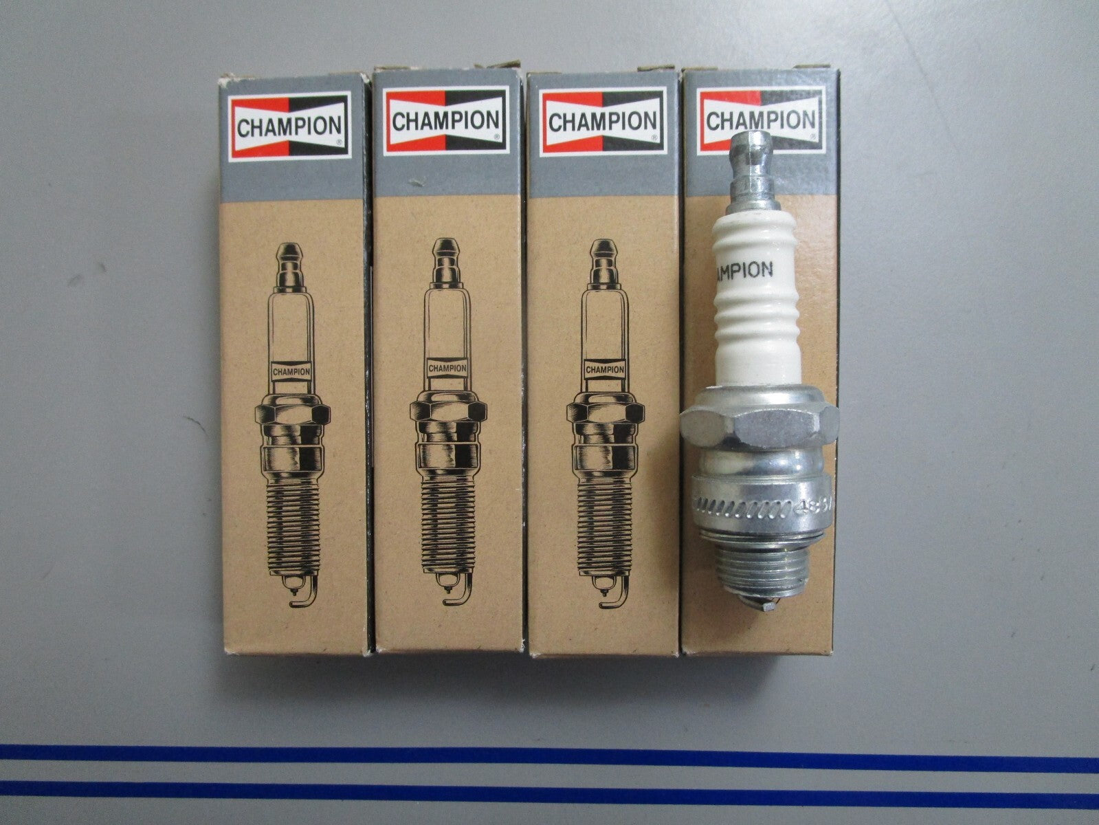 *NEW OEM* (LOT OF 4) 0720 Champion Spark Plug J6C