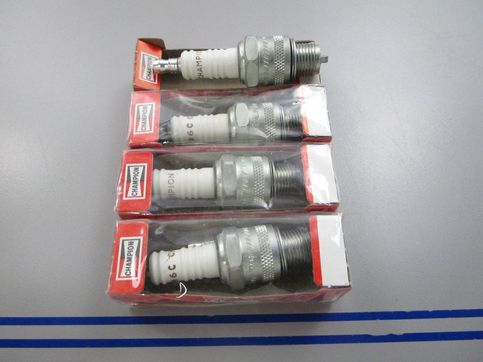 NEW (LOT OF 4) L86C Champion Spark Plug 0810