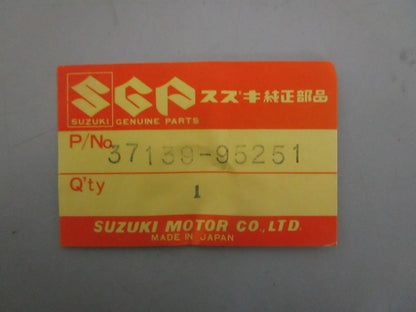 NEW OEM 37139-95251 Suzuki Switch Plate 0820