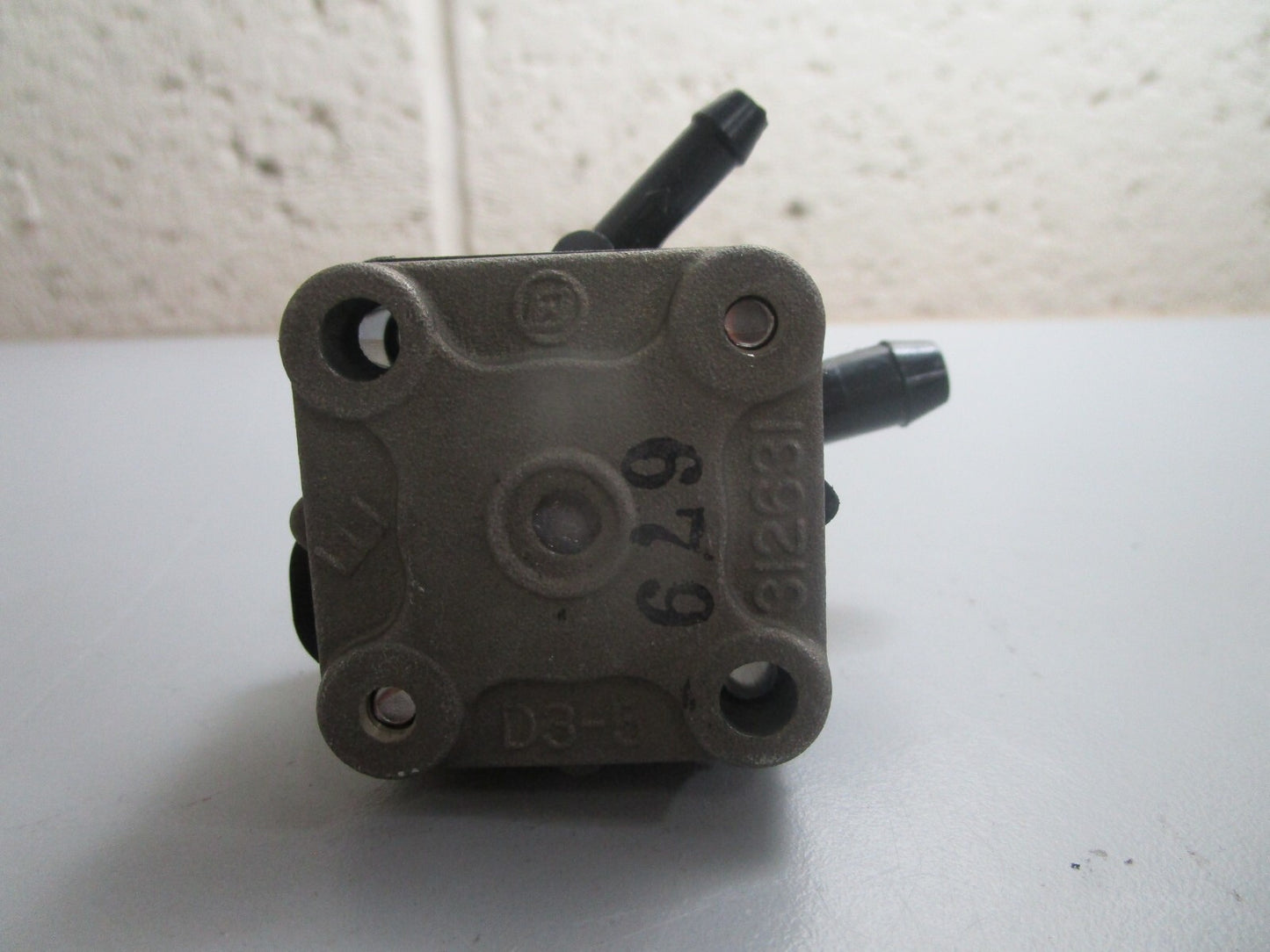 *NEW OEM* 0820 OMC Johnson Evinrude Fuel Pump & Screws 388684 0388684