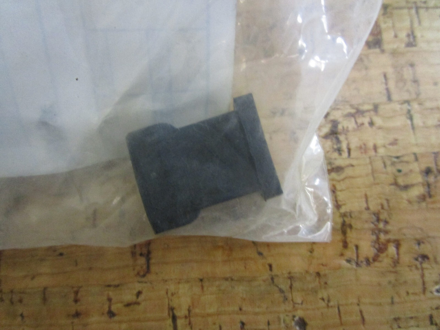 *NEW OEM* 0810 OMC Johnson Evinrude Grommet 353319 0353319