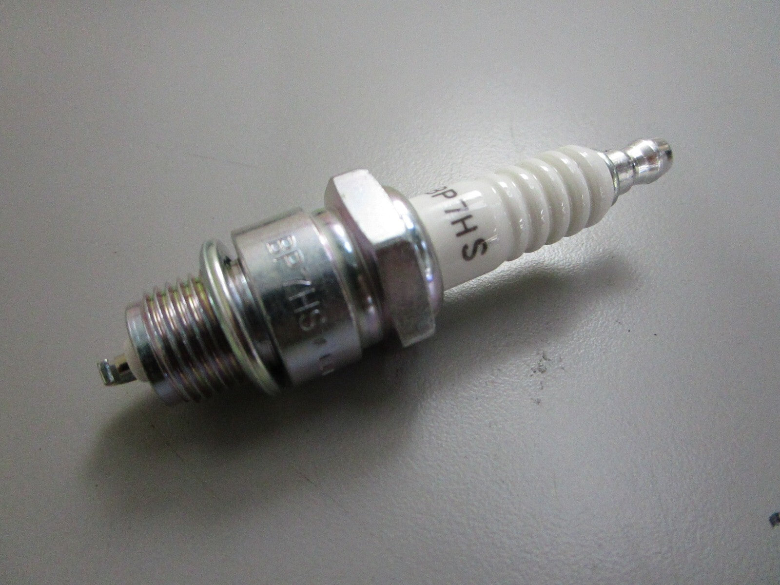 *NEW* 0810 NGK Spark Plug BP7HS