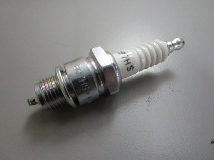 *NEW* 0810 NGK Spark Plug BP7HS