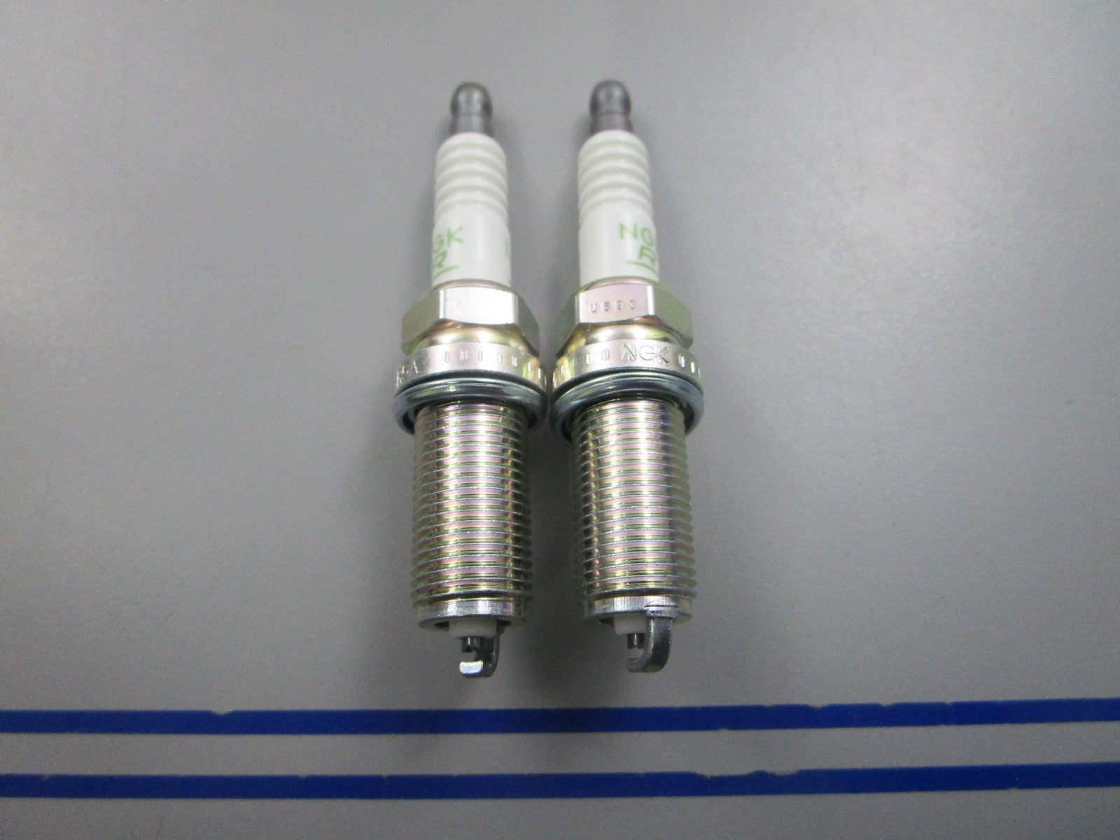 NEW (LOT OF 2) LFR5A-11 NGK V-Power Spark Plug 0810