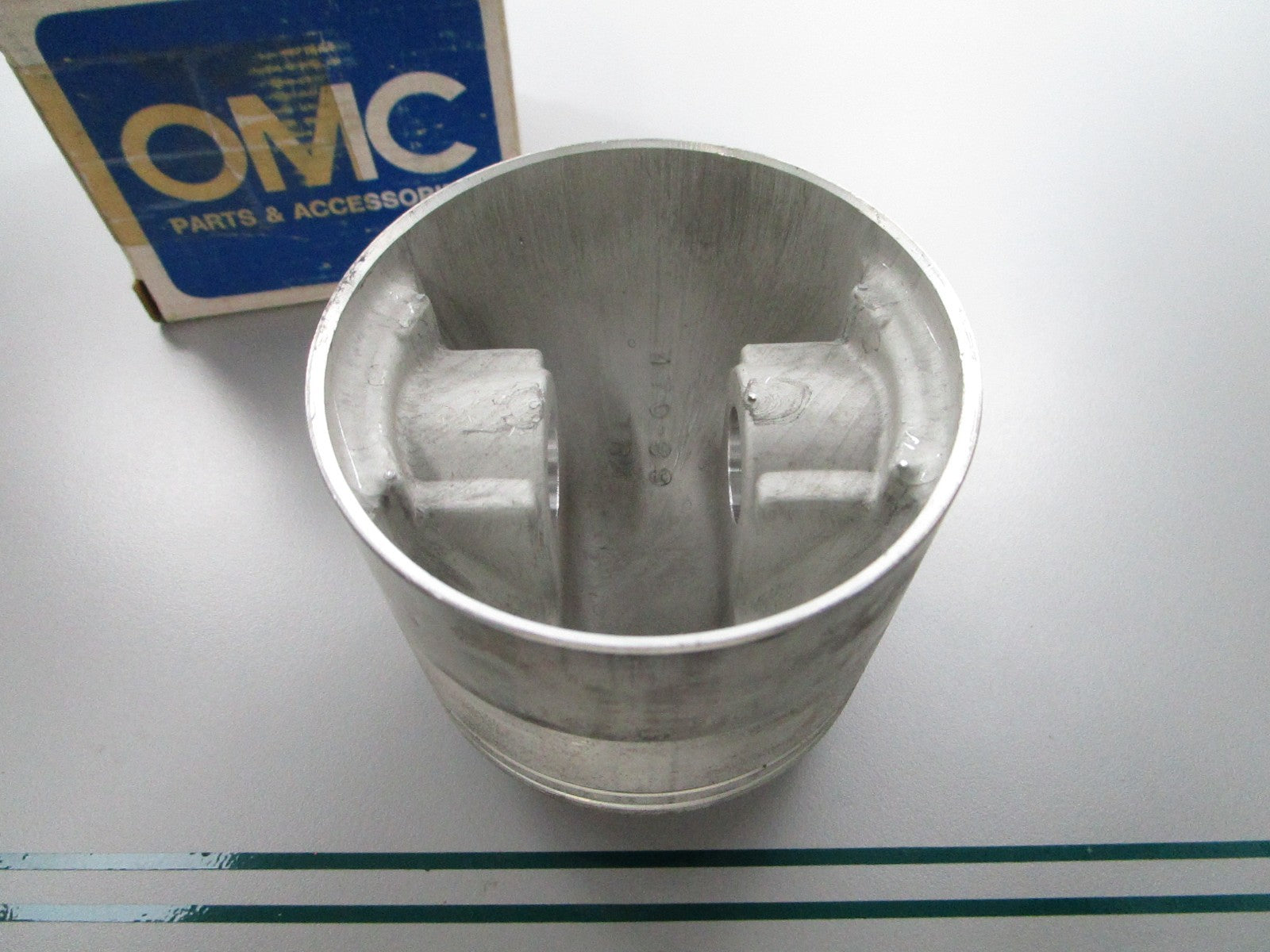 NEW OEM 390981 0390981 OMC Johnson Evinrude Piston 0810