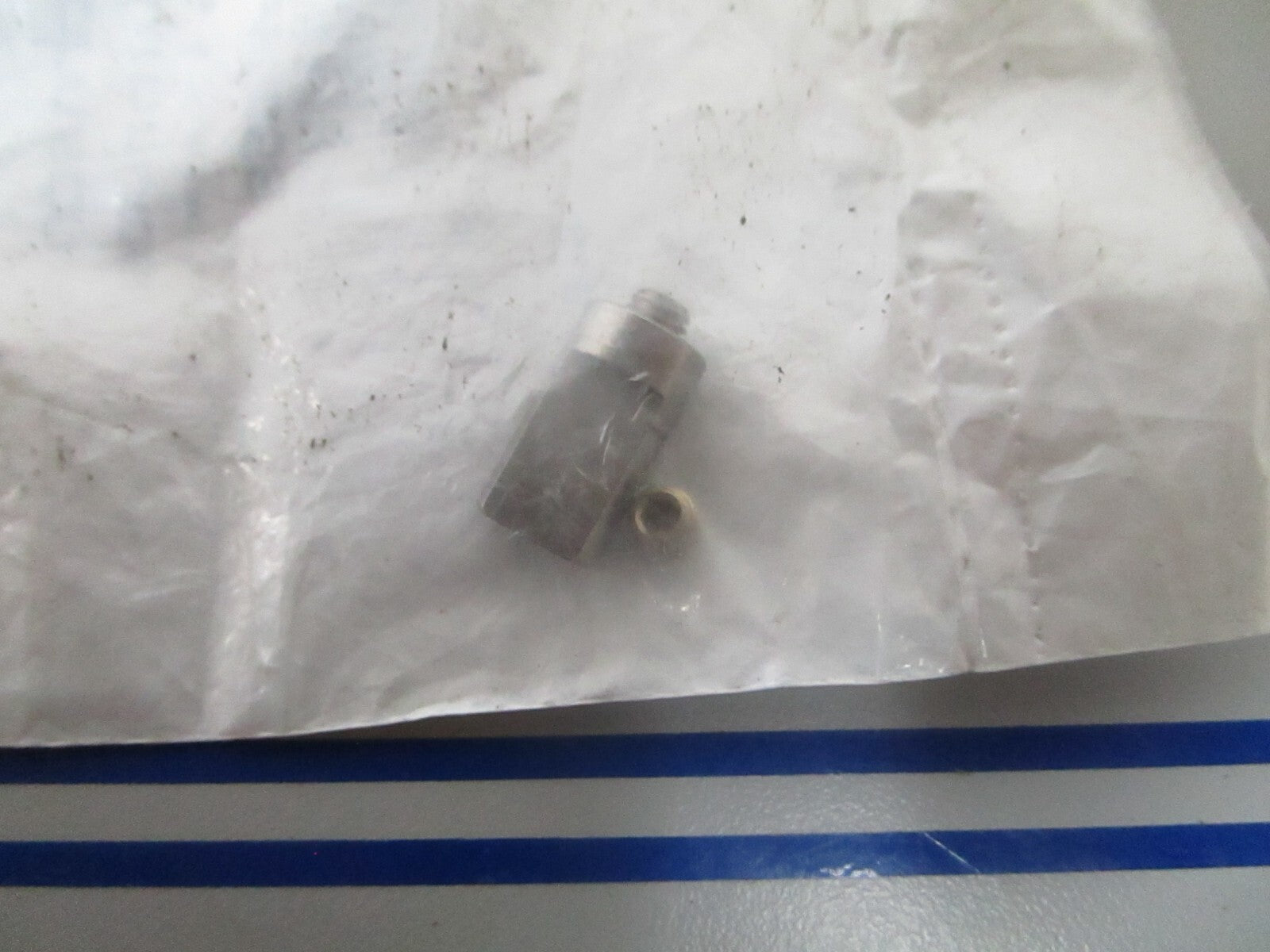 *NEW OEM* 0810 OMC Johnson Evinrude Clamp & Set Screw 385959 0385959