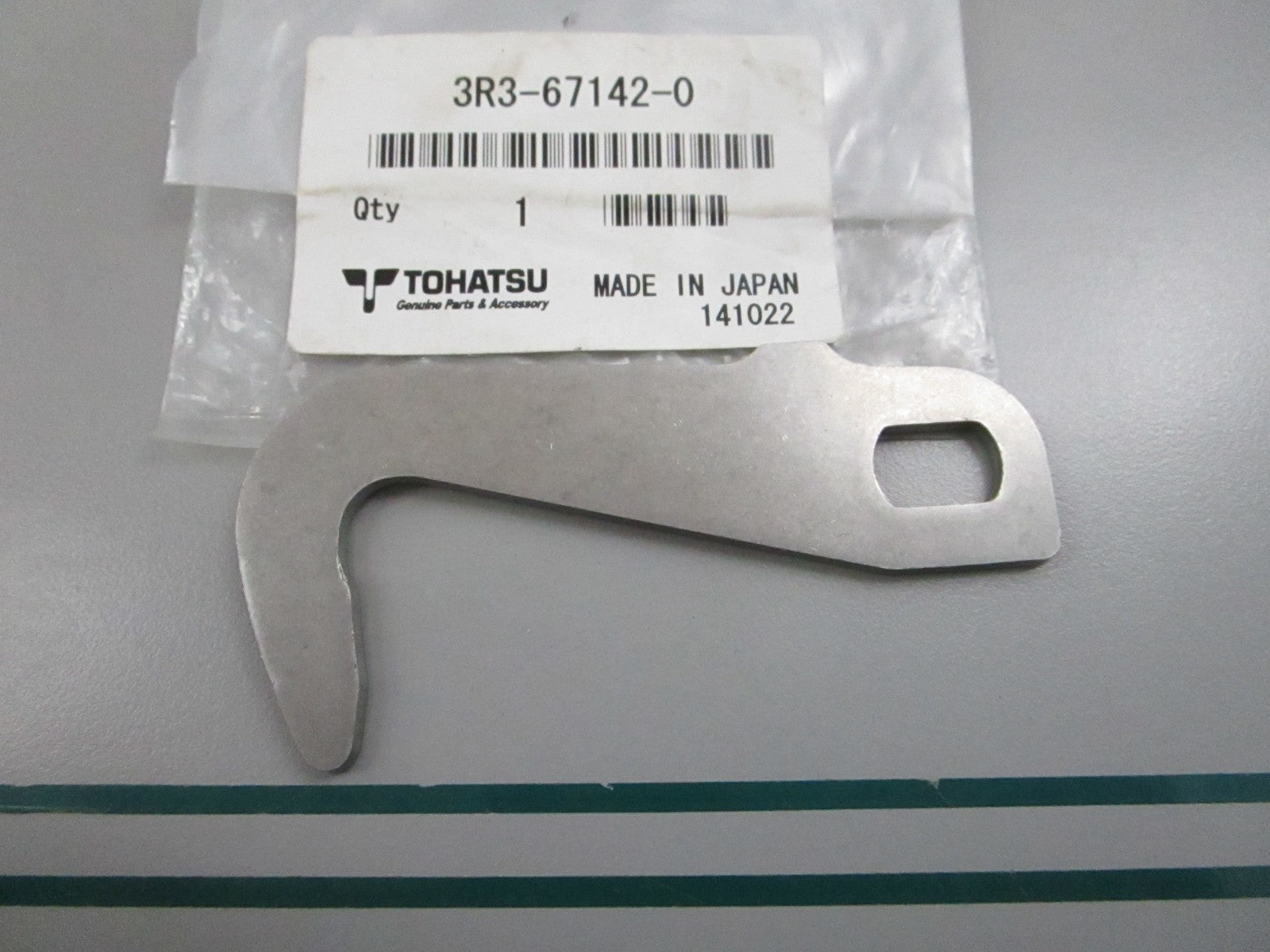 NEW OEM 3R3-67142-0 3R3671420 Tohatsu Cover Hook 0810
