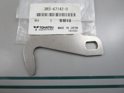 NEW OEM 3R3-67142-0 3R3671420 Tohatsu Cover Hook 0810
