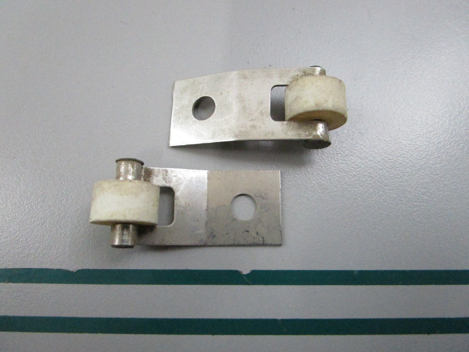 NEW OEM (LOT OF 2) 975211 0975211 OMC Johnson Evinrude Roller Latch 0810