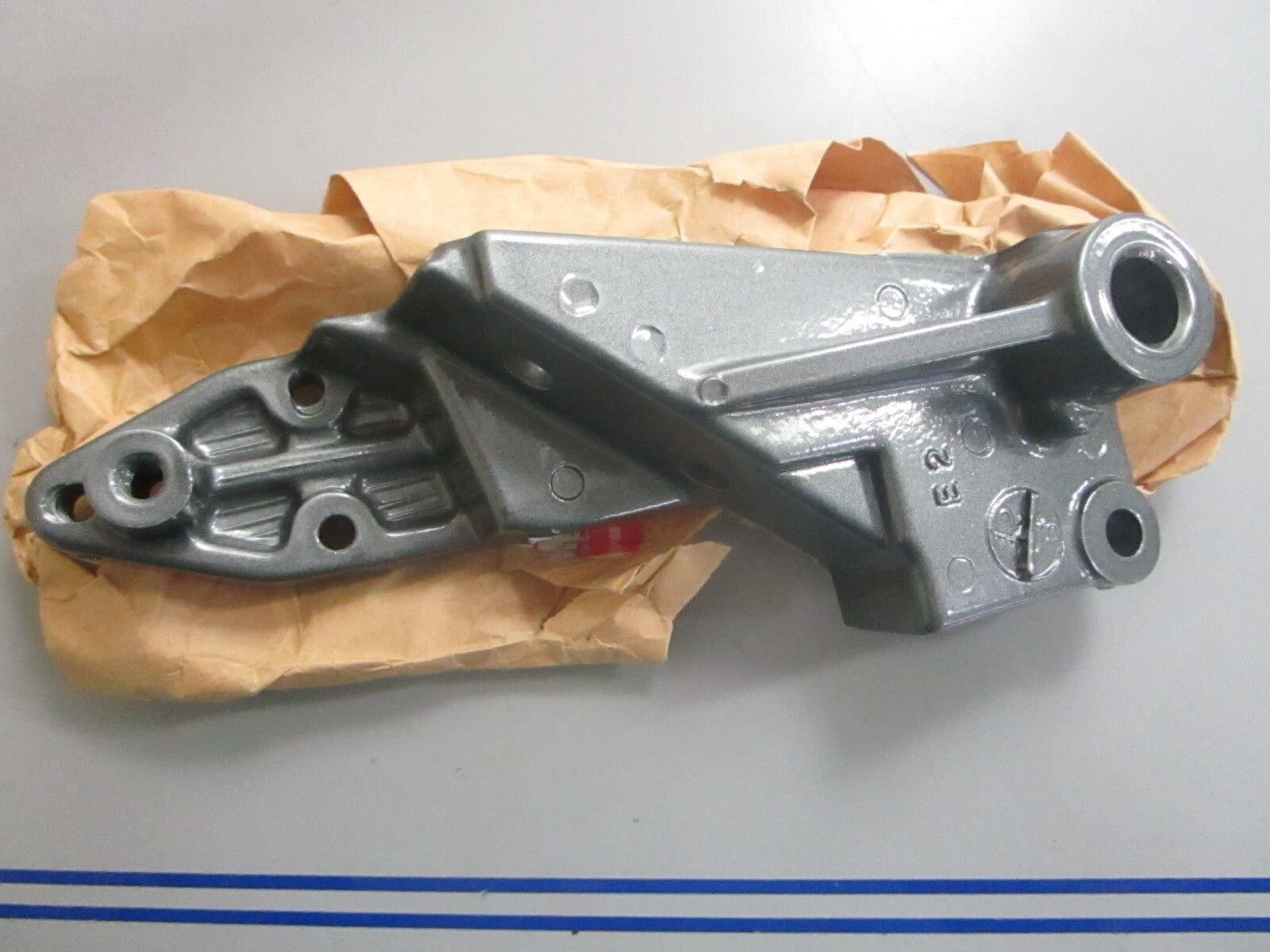 *NEW OEM* 0820 Suzuki STBD Tilt Cylinder Bracket 48111-94402-0ED