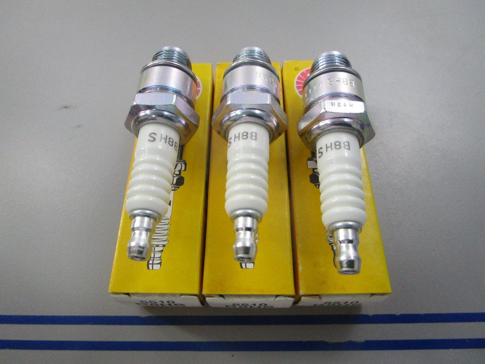 NEW (LOT OF 3) B8HS NGK Spark Plug 0810