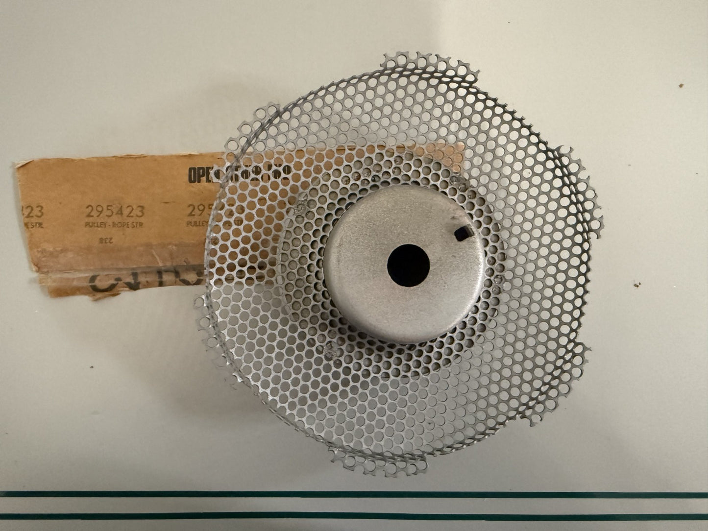 NEW OEM 295423 Briggs & Stratton Pulley & Screen 0820