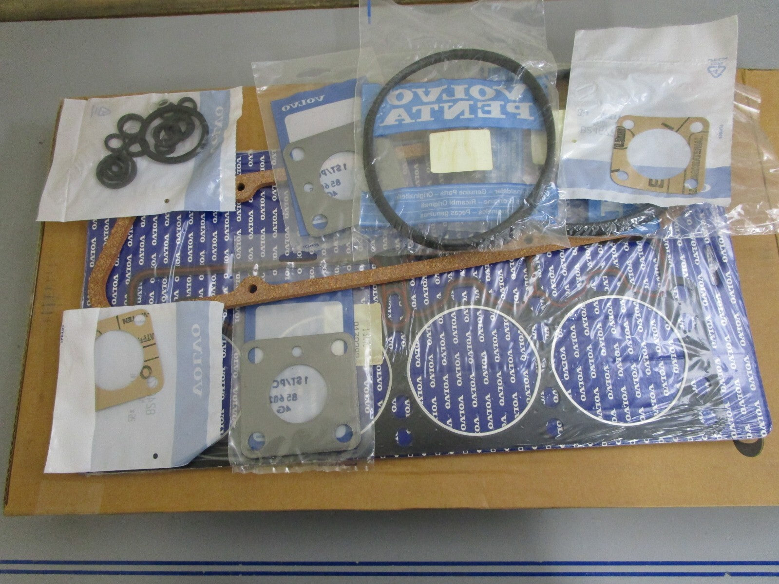 *NEW OEM* 0820 Volvo Penta Gasket Kit 876358