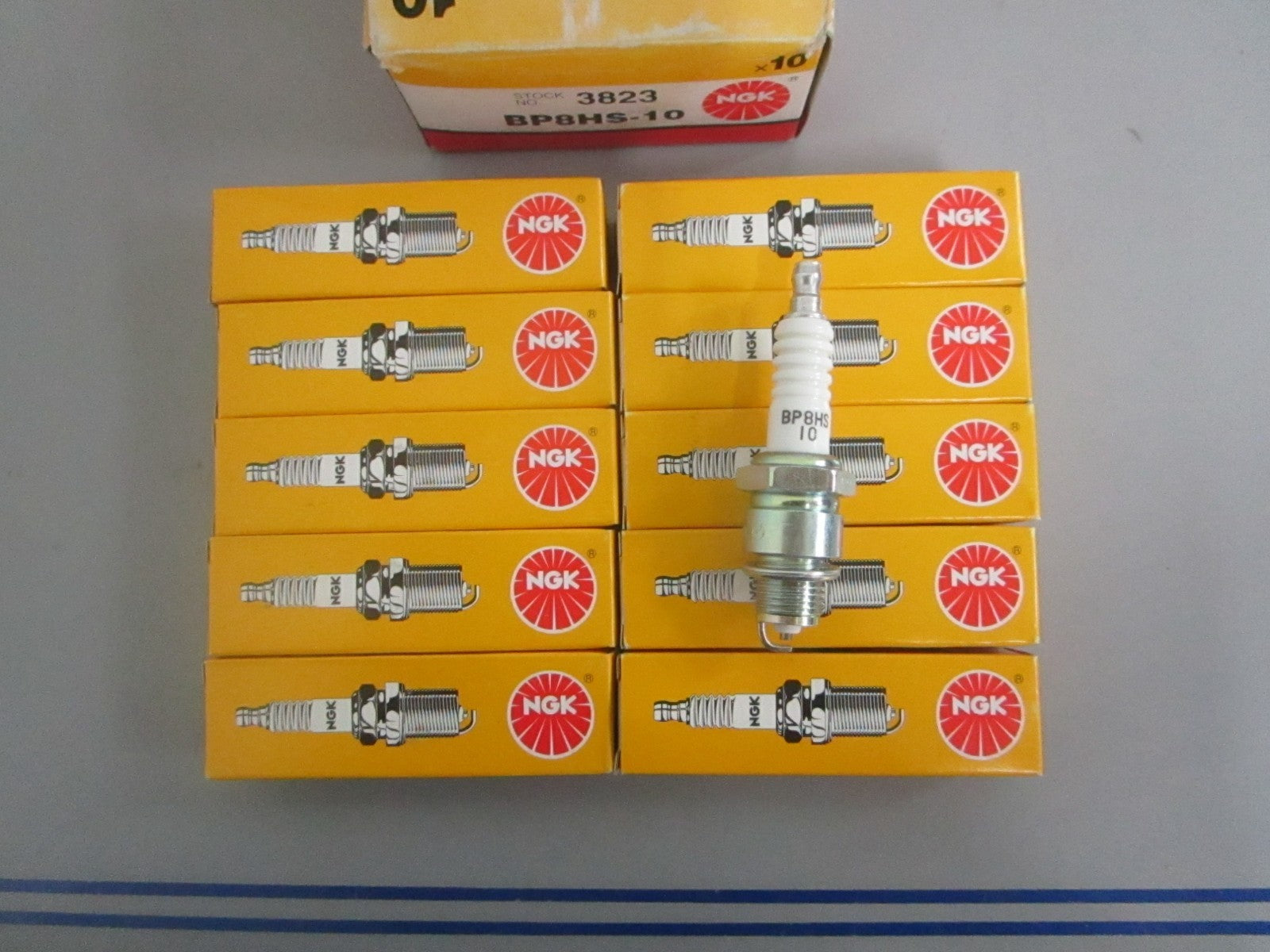*NEW OEM* (LOT OF 10) 0820 NGK Spark Plug BP8HS-10