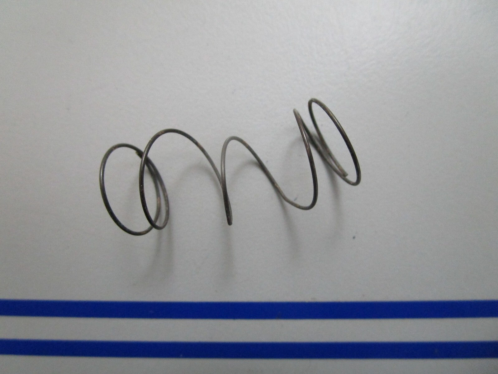 *NEW OEM* 0770 OMC Johnson Evinrude Spring 305199 0305199