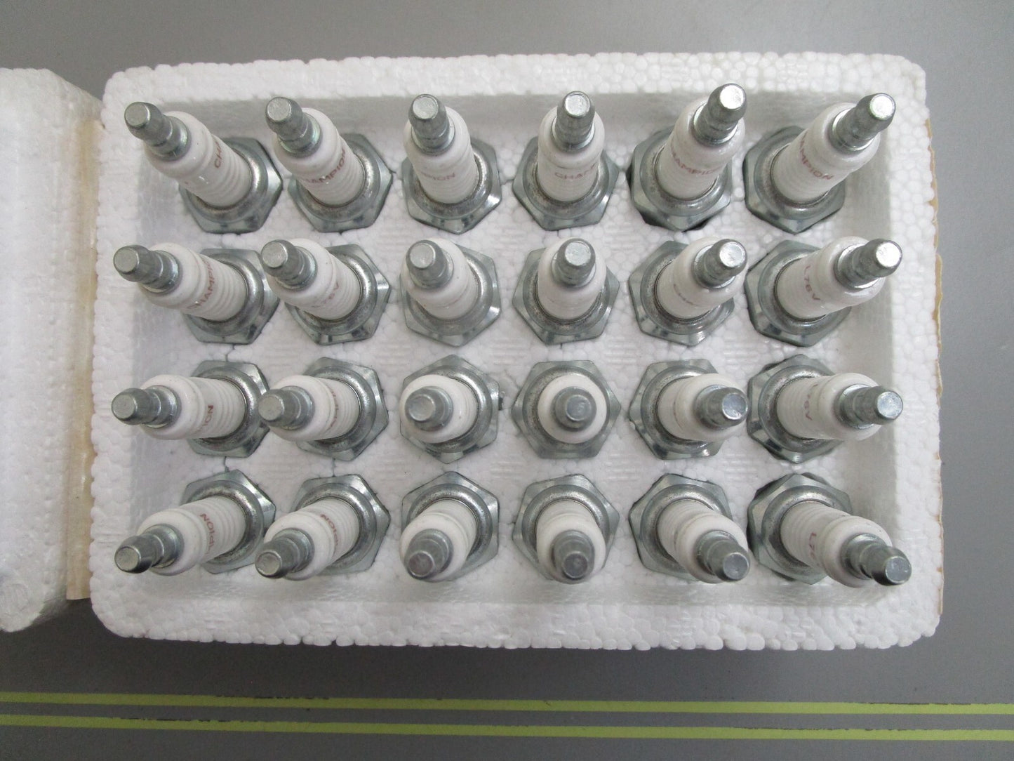 *NEW* (LOT OF 24) 0820 Champion Spark Plug L76V 827