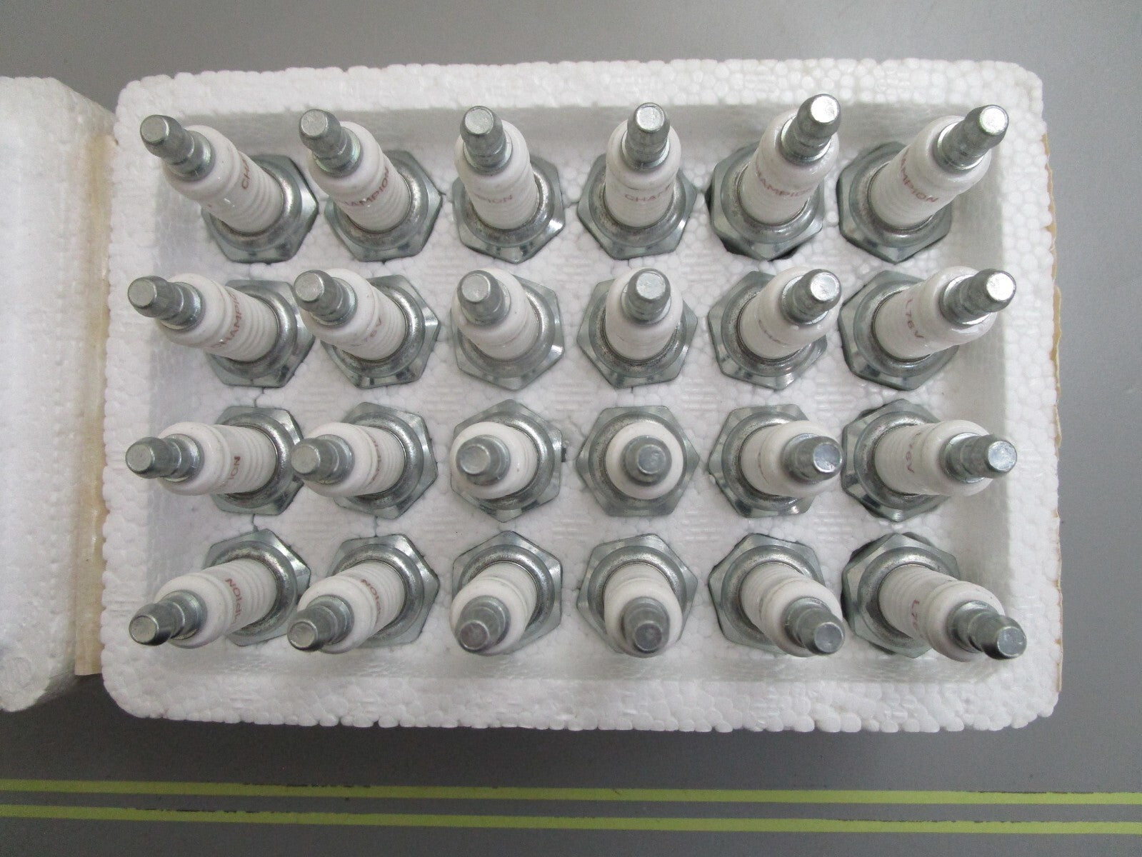 *NEW* (LOT OF 24) 0820 Champion Spark Plug L76V 827