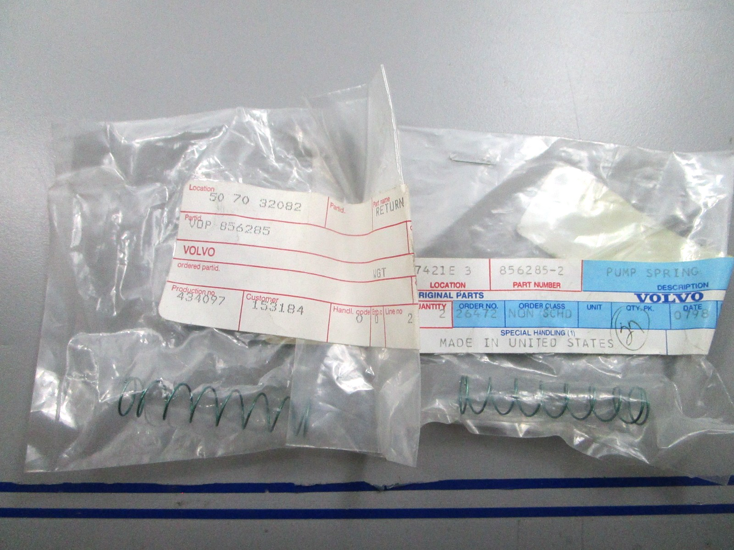 *NEW OEM* (LOT OF 2) 0810 Volvo Penta Spring 856285