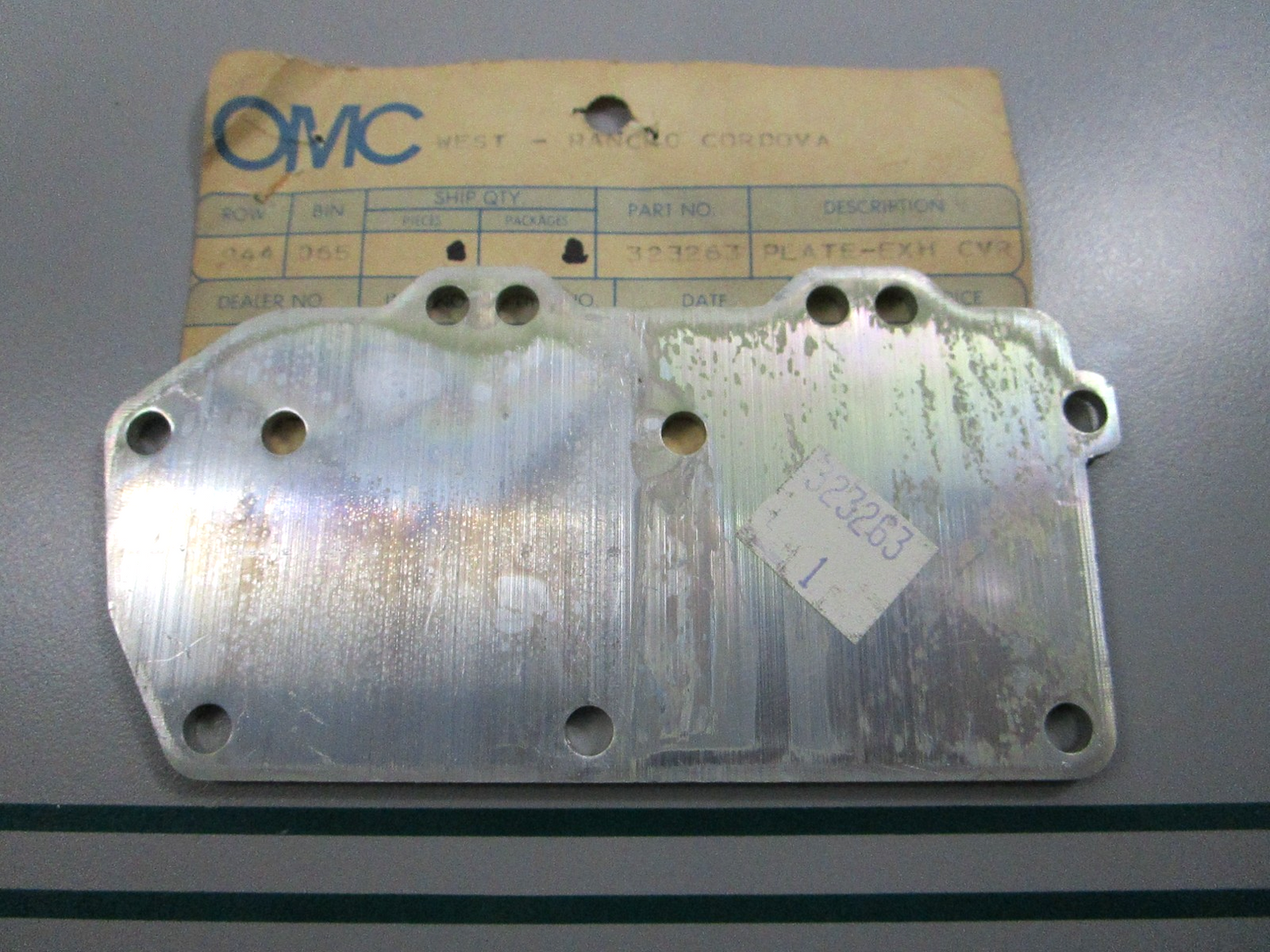 NEW OEM 323263 0323263 OMC Johnson Evinrude Exhaust Plate Cover 0810