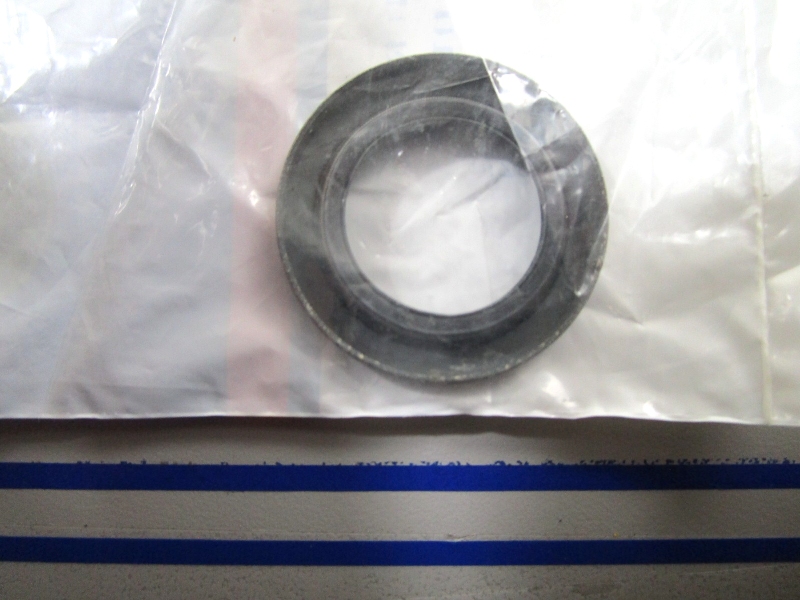 *NEW OEM* 0810 OMC Johnson Evinrude Oil Retainer 329923 0329923