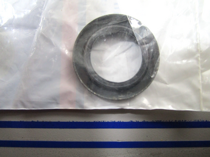 *NEW OEM* 0810 OMC Johnson Evinrude Oil Retainer 329923 0329923