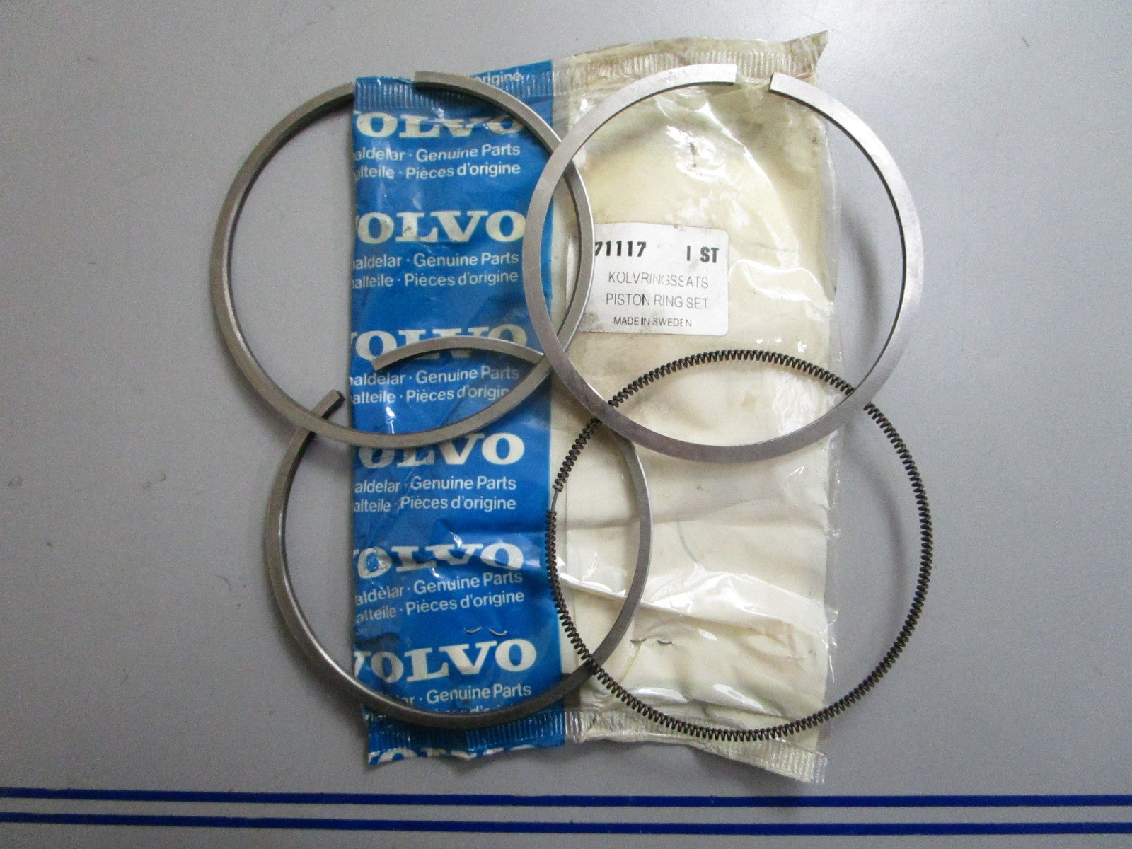 *NEW OEM* 0820 Volvo Penta Piston Ring Kit 271117
