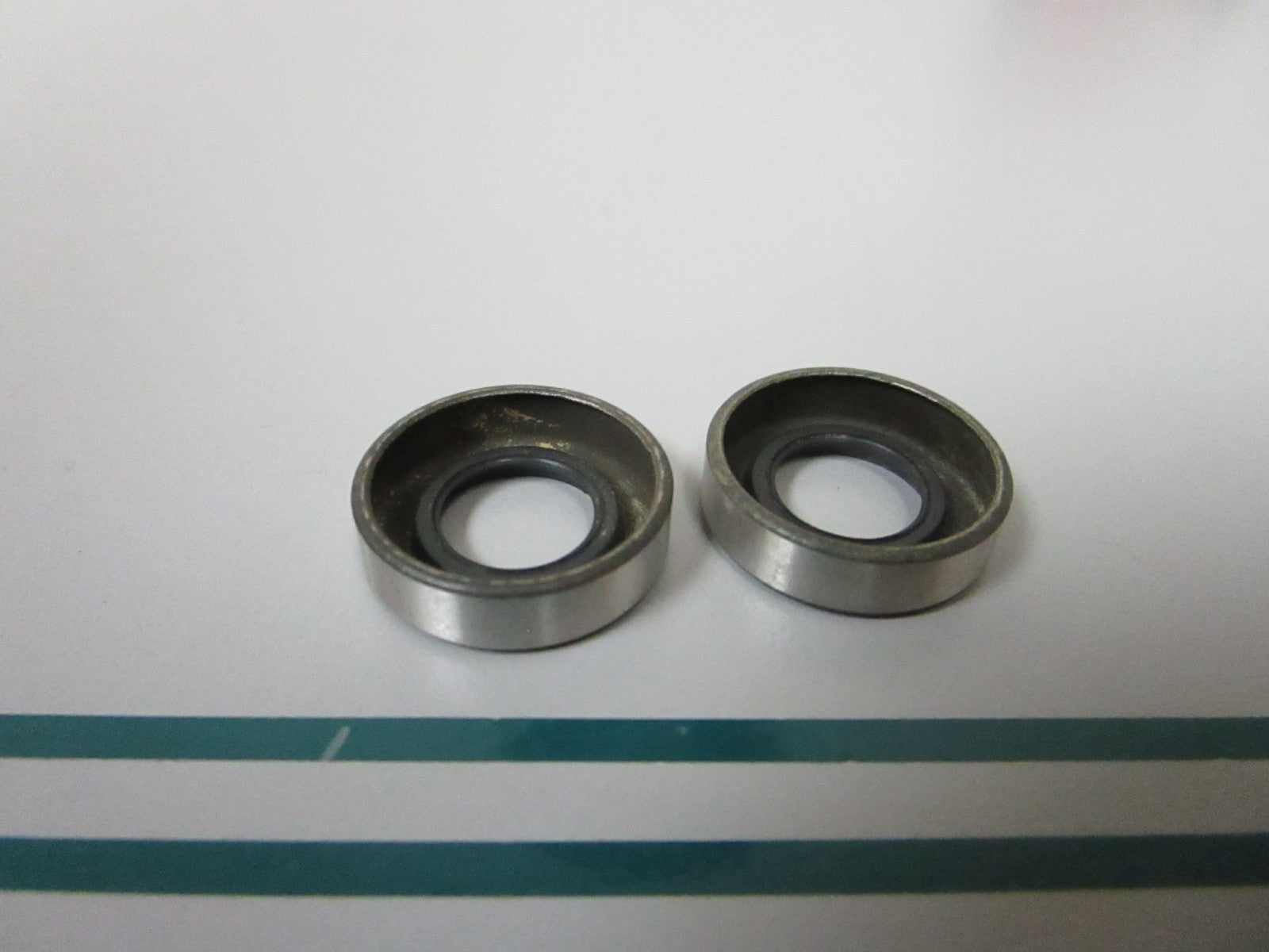 NEW OEM (LOT OF 2) 318972 0318972 OMC Johnson Evinrude Seal 0810