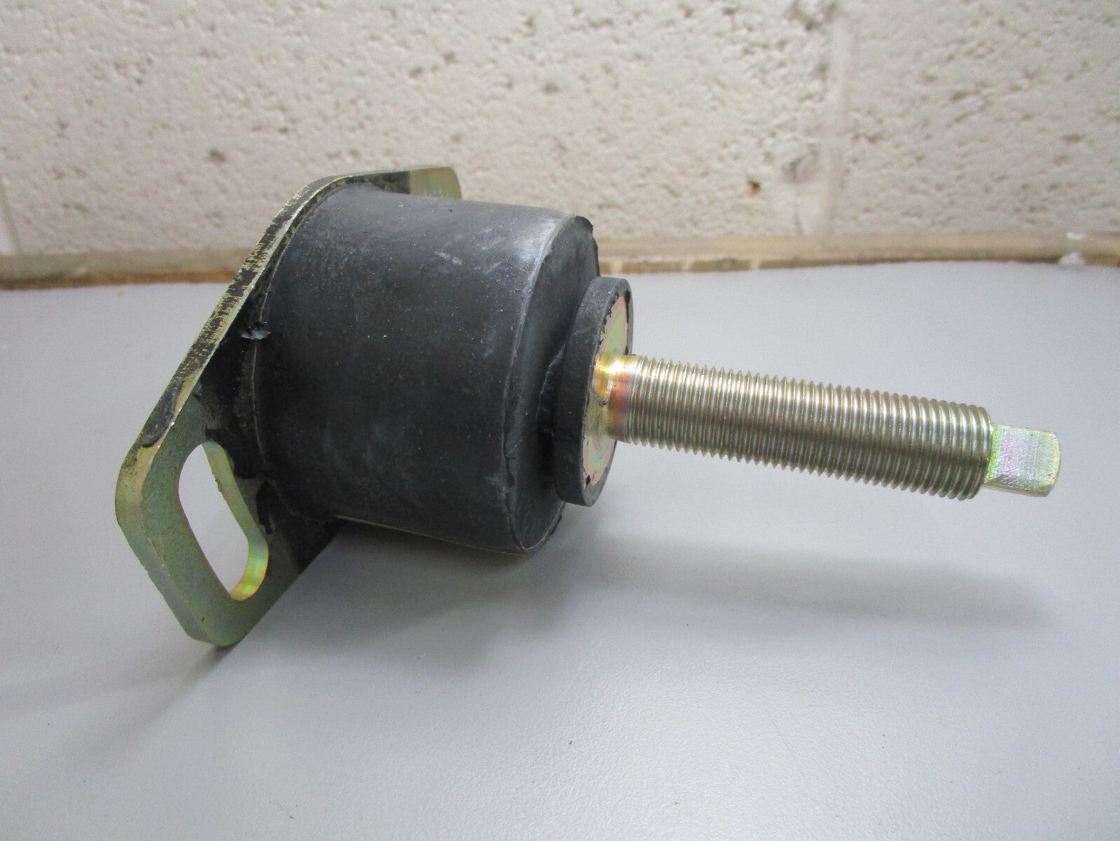 *NEW OEM* 0820 Volvo Penta Rubber Cushion 829646