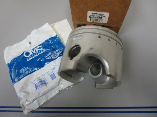 *NEW OEM* 0720 OMC Evinrude 0.030 O.S. STBD Piston & Ring Assembly 439528