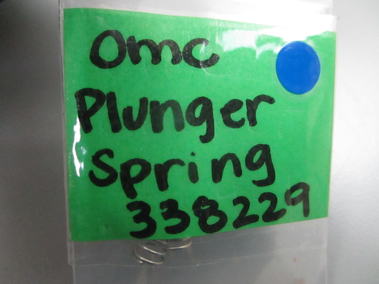 *NEW OEM* 0810 OMC Johnson Evinrude Plunger Spring 338229 0338229