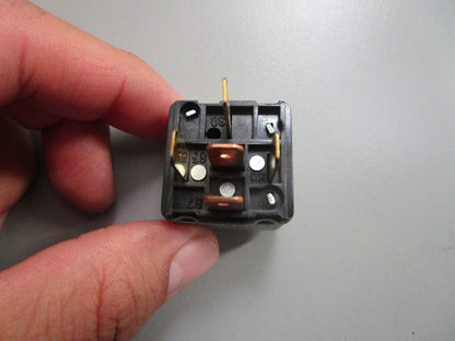 *NEW OEM* 0810 Volvo Penta Relay 876037