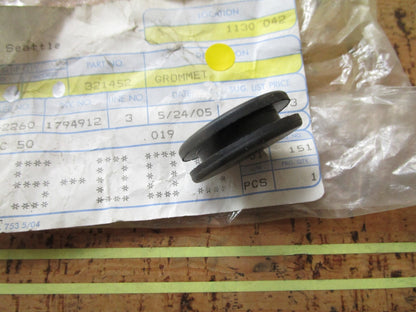 *NEW OEM* 0810 OMC Johnson Evinrude Grommet 321452 0321452