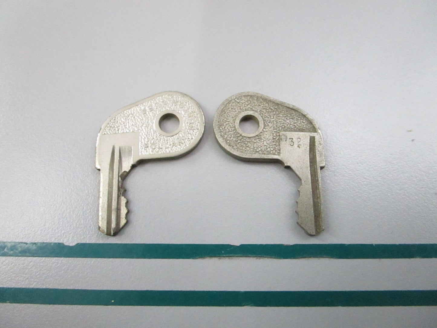 NEW OEM (LOT OF 2) 501796 0501796 OMC Johnson Evinrude 73-32 Ignition Key 0810