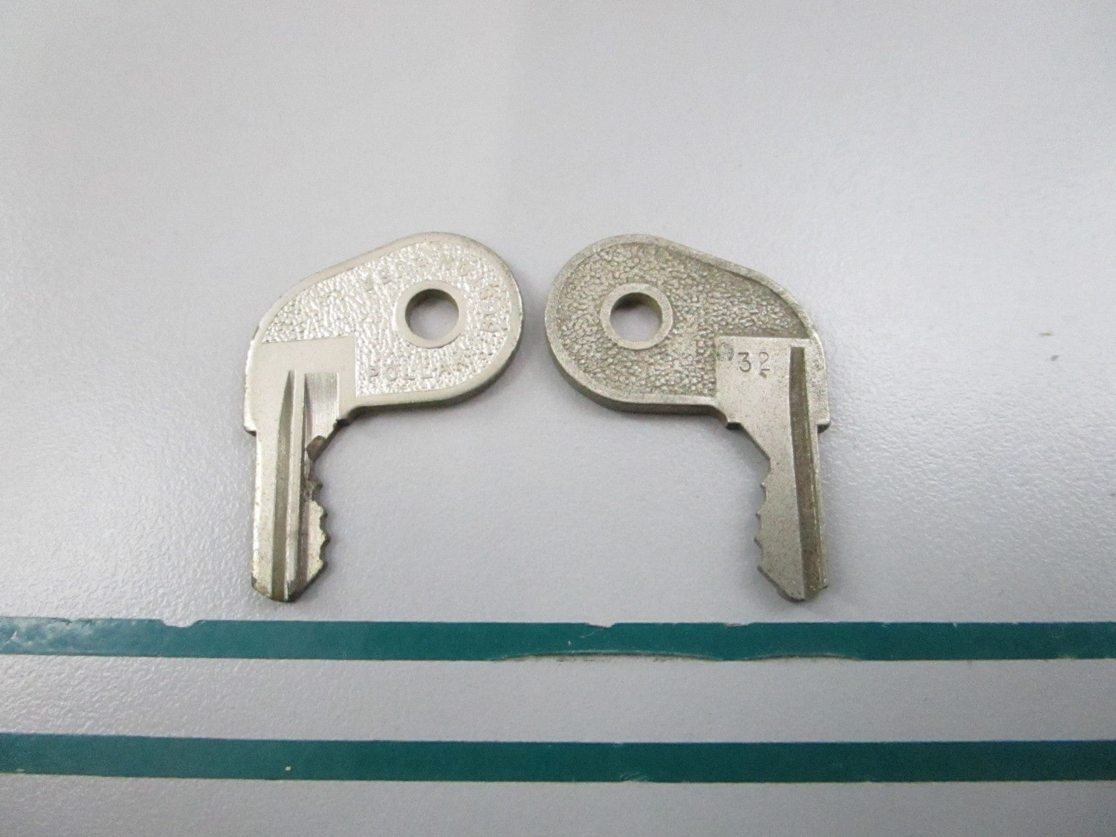 NEW OEM (LOT OF 2) 501796 0501796 OMC Johnson Evinrude 73-32 Ignition Key 0810