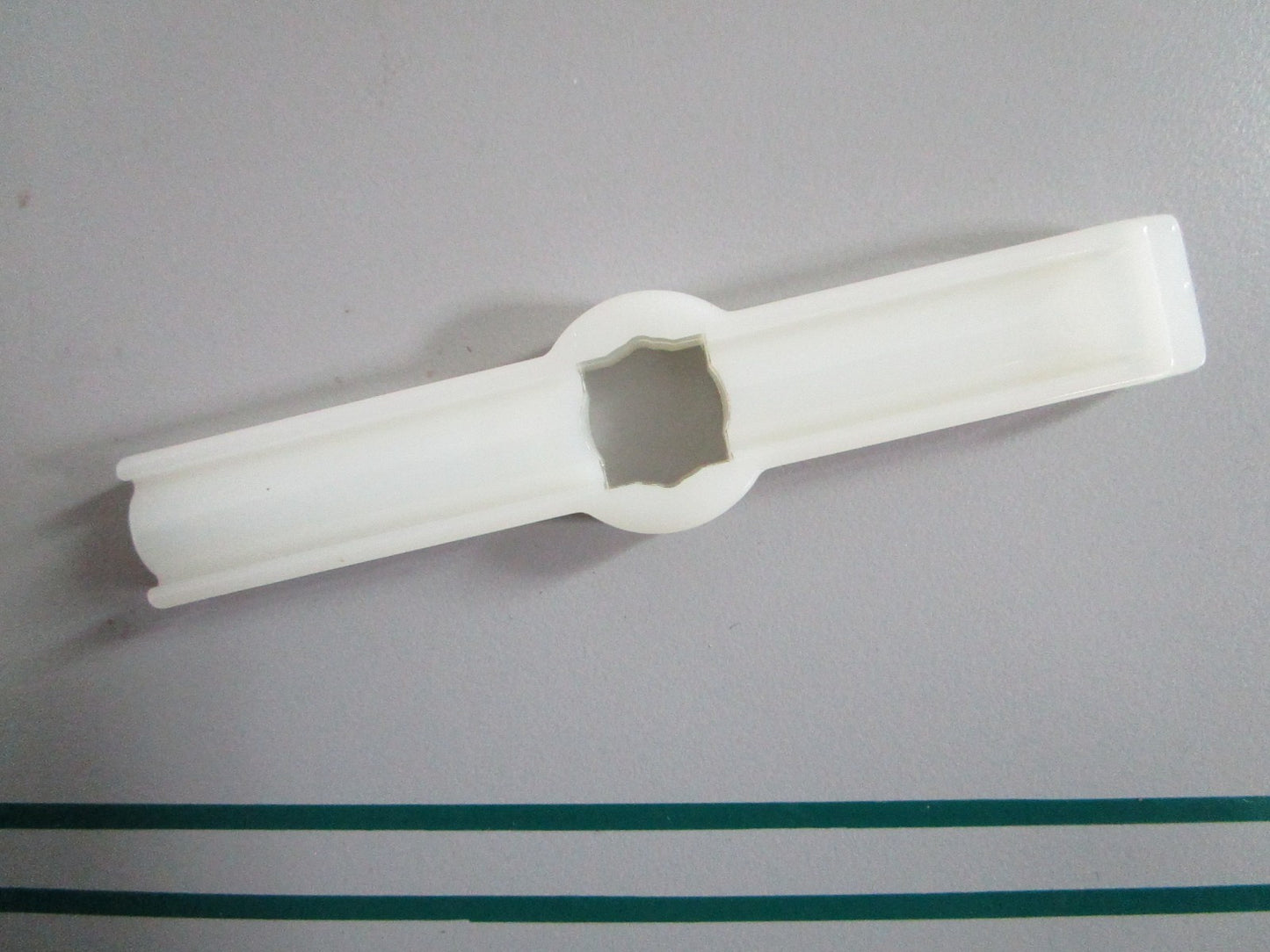 NEW OEM 308034 0308034 OMC Johnson Evinrude Casing Guide 0820