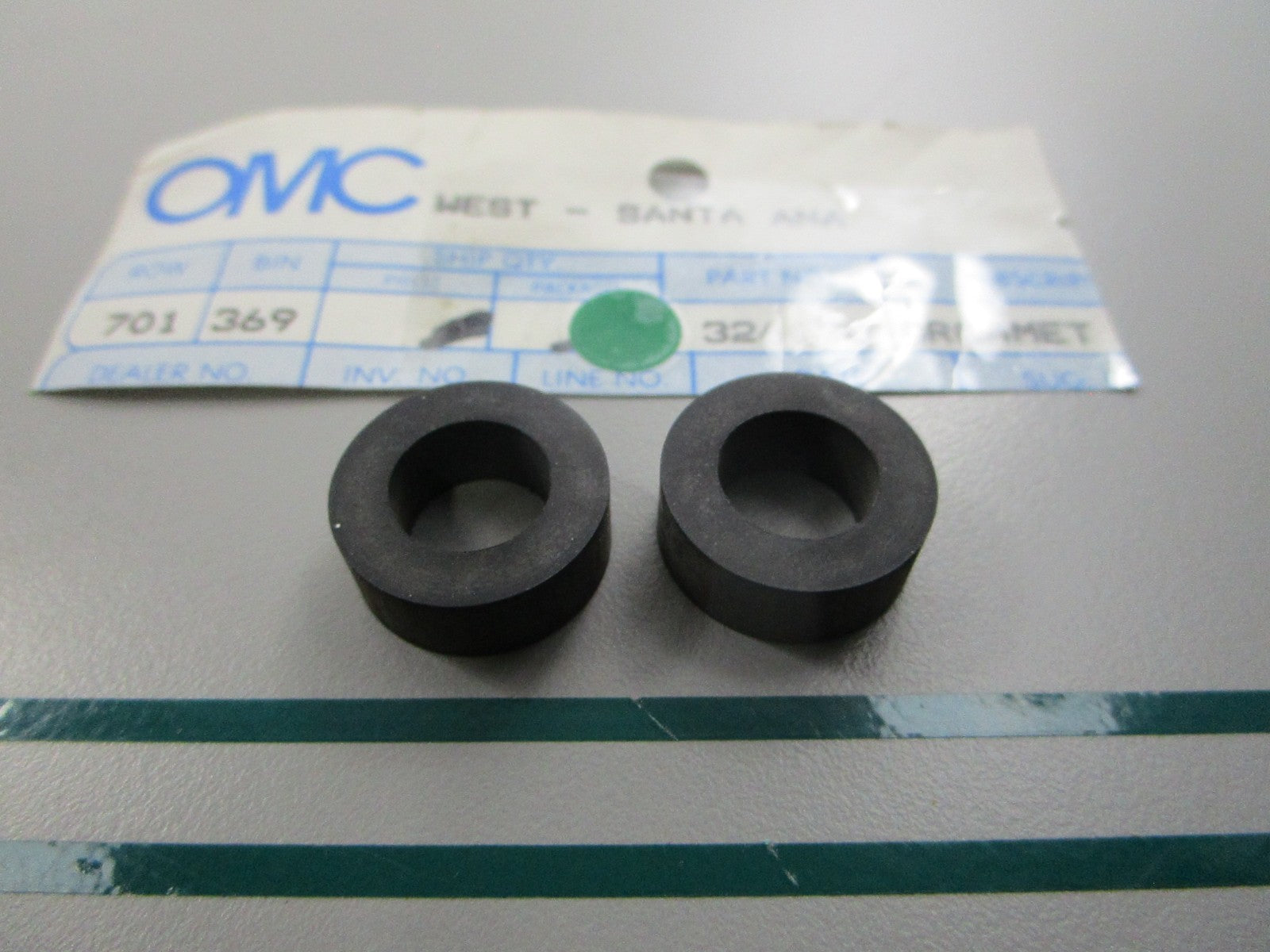 NEW OEM (LOT OF 2) 326130 0326130 OMC Johnson Evinrude Grommet 0810