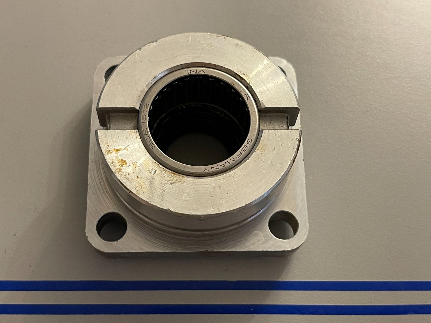 NEW OEM 320883 0320883 OMC Johnson Evinrude Bearing Housing & Seal Assembly 0720