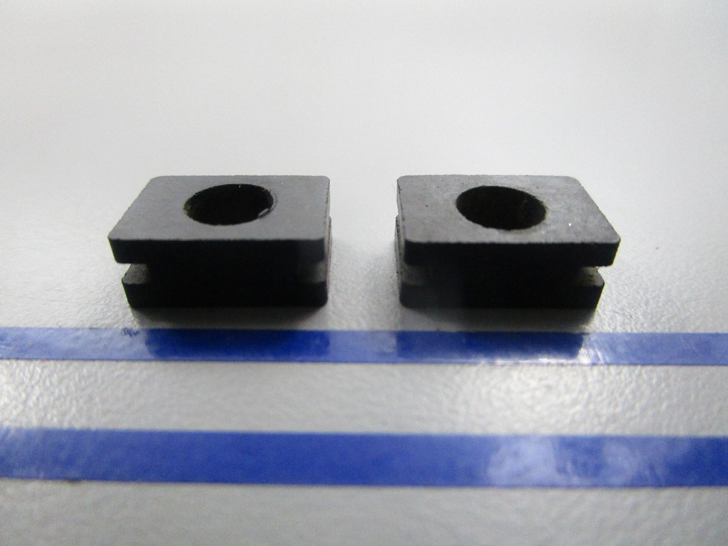 NEW OEM (LOT OF 2) 310258 0310258 OMC Johnson Evinrude Grommet 0810