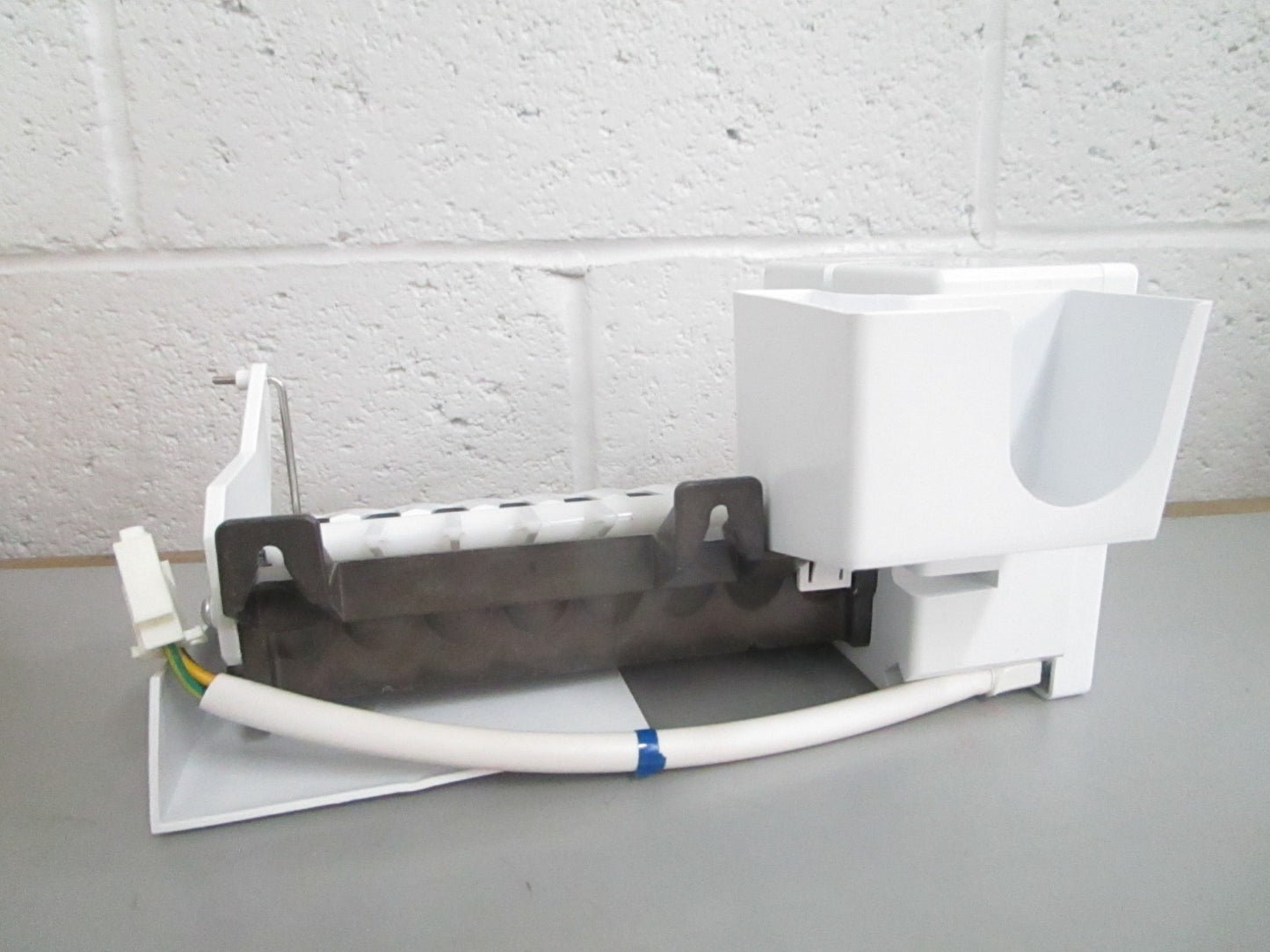 *NEW OEM* 0820 Bosch Ice Maker 00675261