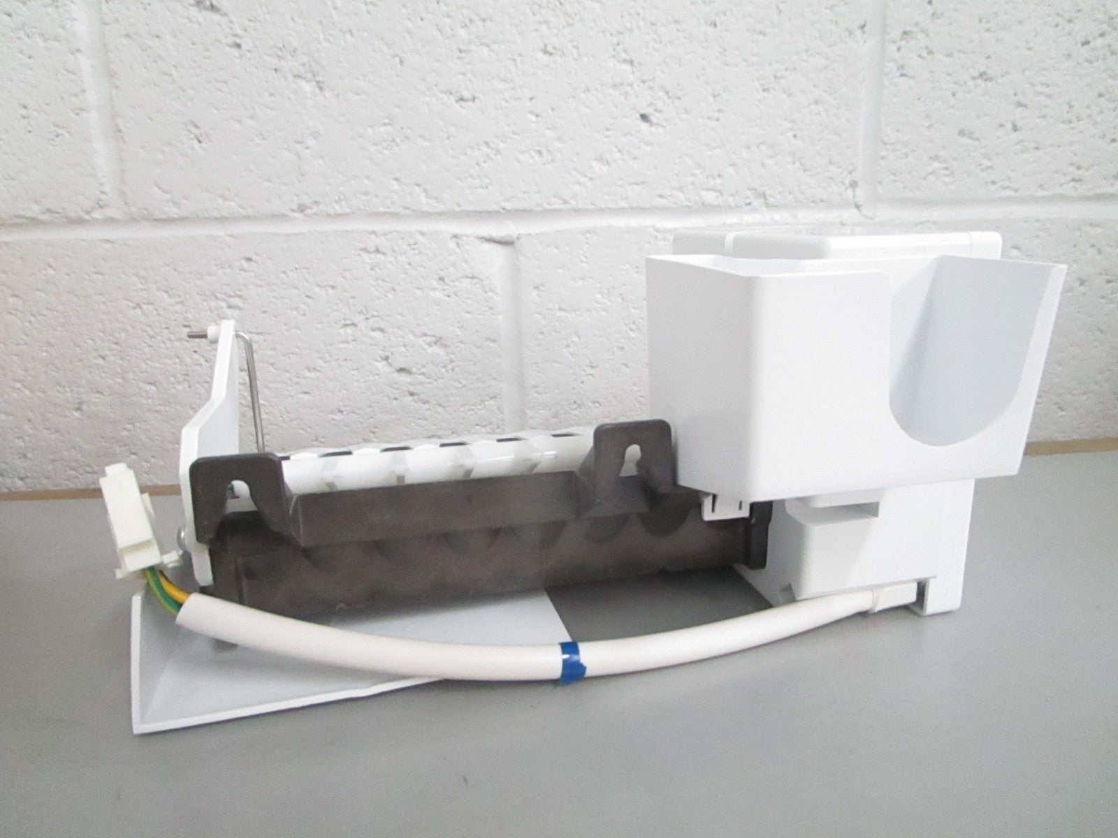*NEW OEM* 0820 Bosch Ice Maker 00675261