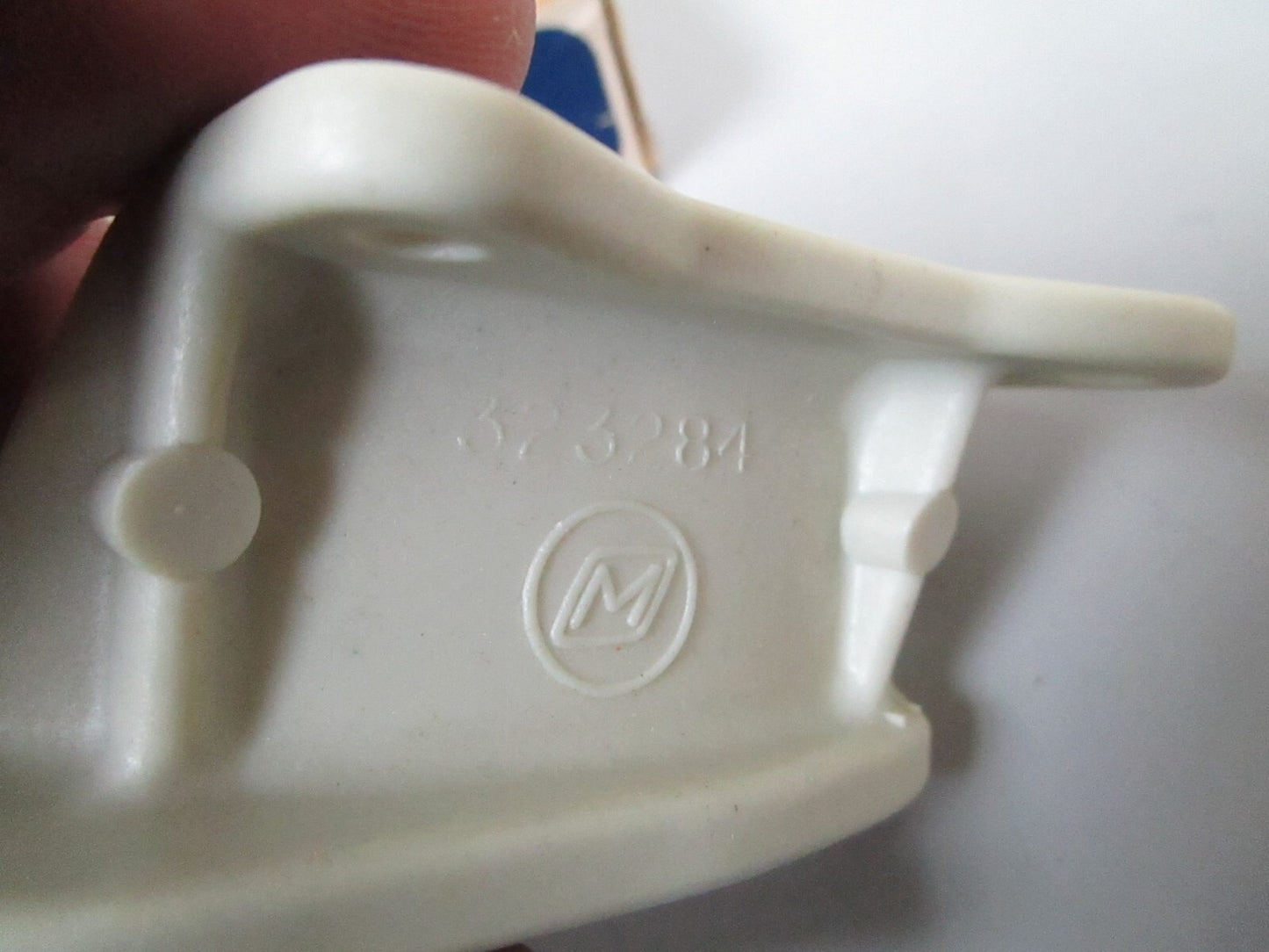 *NEW OEM* 0810 OMC Johnson Evinrude Bracket 323284 0323284