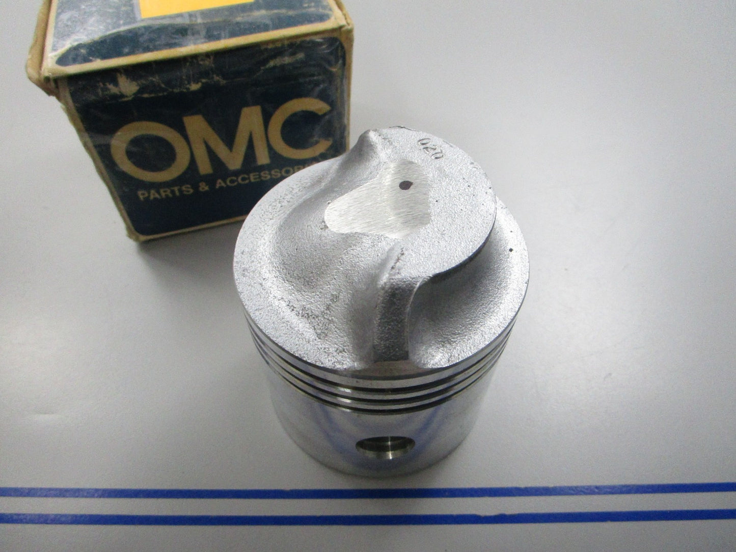 NEW OEM 377563 0377563 OMC Johnson Evinrude Piston 0810
