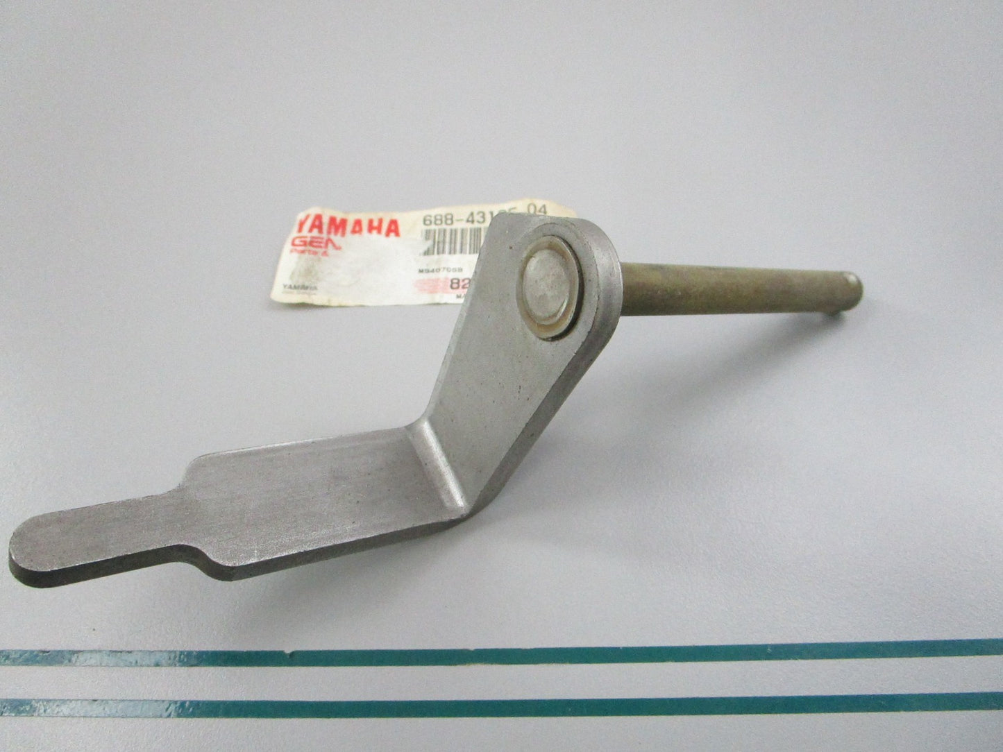 NEW OEM 688-43185-04-00 Yamaha Tilt Lever Stop 0810