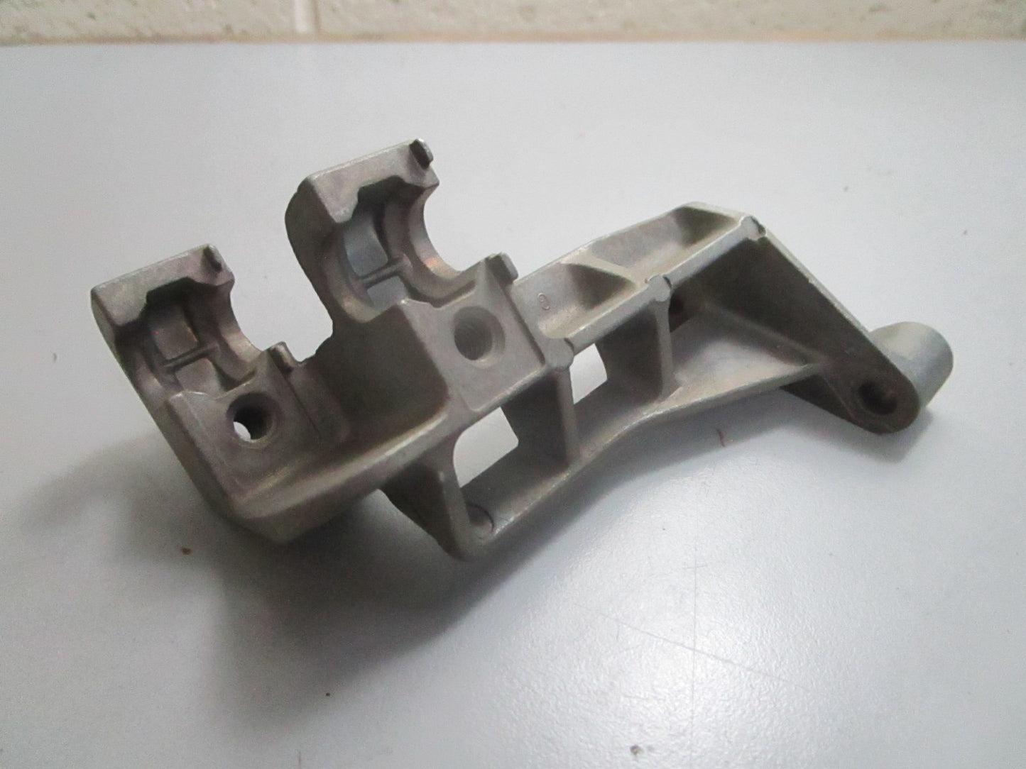 *NEW OEM* 0820 OMC Johnson Evinrude Trunnion Bracket 351927 0351927
