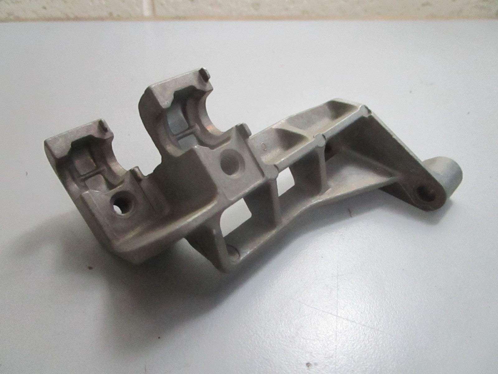 *NEW OEM* 0820 OMC Johnson Evinrude Trunnion Bracket 351927 0351927