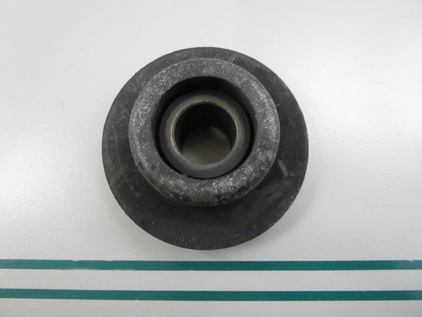 NEW OEM 981356 0981356 OMC Johnson Evinrude Rubber Mount Assembly 0810