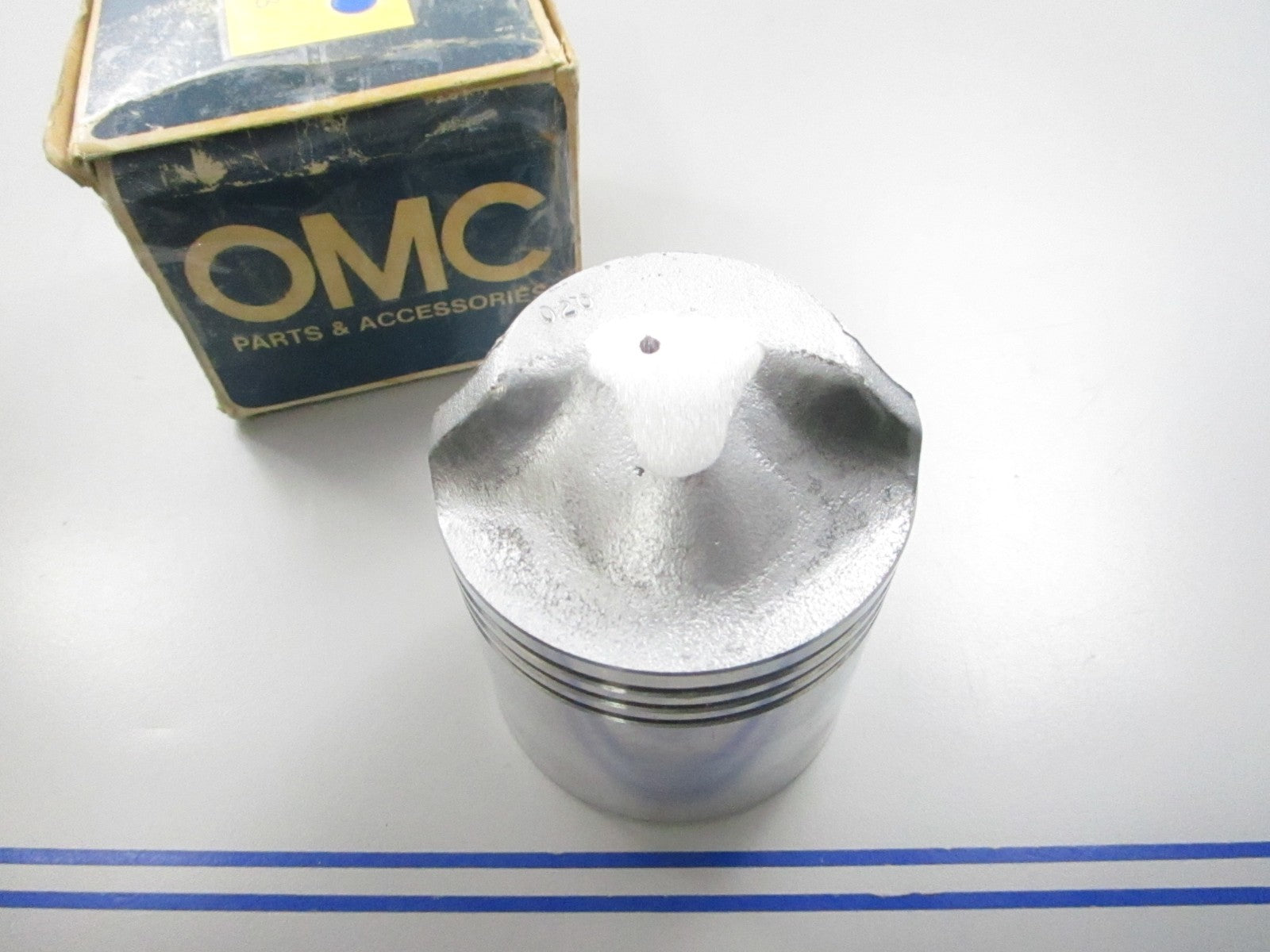 NEW OEM 377563 0377563 OMC Johnson Evinrude Piston 0810