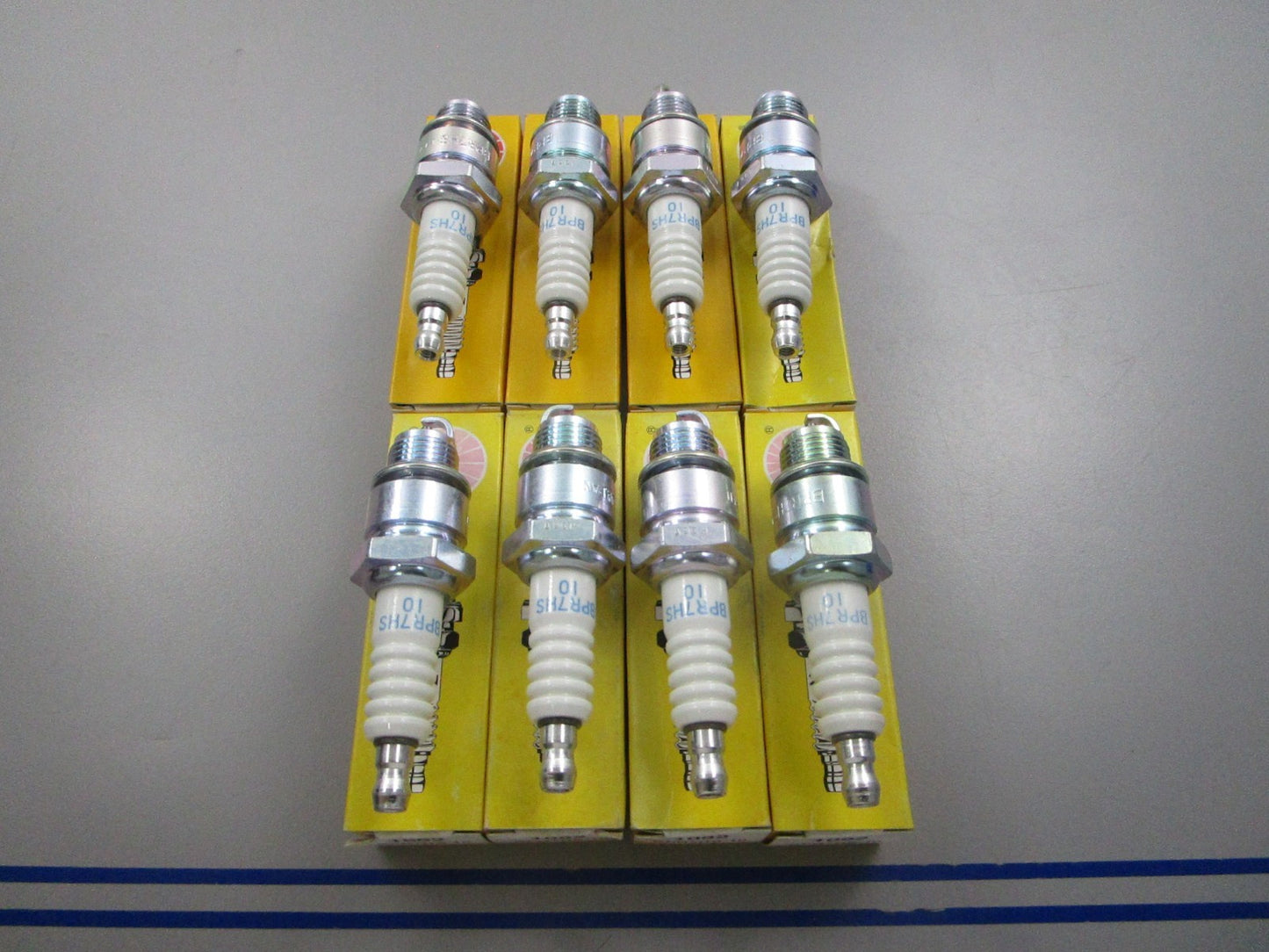 NEW (LOT OF 8) BPR7HS-10 NGK Spark Plug 0810